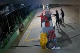 Os dois suspeitos já chegaram anunciando o assalto ao frentista