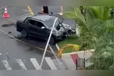 A colisão foi tão forte que acabou derrubando o semáforo.