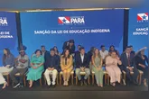 A governadora Hana Ghassan e o ex-governador Helder Barbalho participam da sanção da lei que institui a Política Estadual de Educação Escolar Indígena, em cerimônia no Palácio do Governo, em Belém.