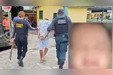 O homem sendo conduzido junto com o terçado usado na morte do bebê