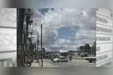 Um vídeo que circula nas redes sociais mostra o momento exato em que um entregador por aplicativo é atropelado na BR-316