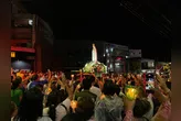 Centenas de fiéis participam da Procissão Luminosa em Belém, superando a chuva em uma demonstração de fé e devoção à Nossa Senhora de Fátima