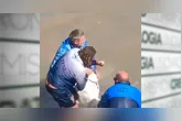 O vídeo mostra um pescador tentando retirar o anzil de um tubarão.