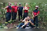 Registro do momento em que o piloto foi resgatados pelos Bombeiros