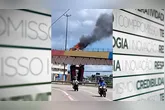 Imagens que circulam nas redes sociais mostram uma imensa nuvem de fumaça que se formou por conta do incêndio.