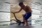 Um dos banhistas presentes na orla conseguiu pegar a sucuri