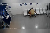 Câmeras de segurança registraram o momento em que ela é abordada por um homem que tenta roubar seu celular.