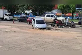 Motorista caiu no buraco ao tentar acessar um posto de combustível.