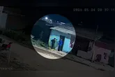 Câmeras de monitoramento registraram o momento em que os suspeitos chegaram na casa da vítima
