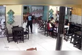 Clientes da pizzaria foram surpreendidos pelos criminosos
