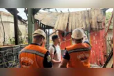 Equipes da Defesa Civil Municipal realizaram atendimento e levantamento dos danos após incêndio atingir residências no bairro do Guamá, em Belém.