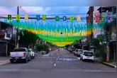Na Travessa 3 de maio, no bairro da Cremação, em Belém, o ritual e as cores vibrantes tomam conta de quem passa pelo local.