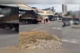 A queda da estrutura espalhou fios energizados pela área e provocou explosões, gerando preocupação entre os funcionários que trabalhavam no local.