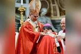 Dom Julio Akamine é agraciado com o Pálio Arquiepiscopal em cerimônia no Vaticano, celebrando sua missão pastoral na Amazônia.