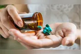 Farmacêutico alerta: automedicação cresce e traz riscos à saúde. Entenda os perigos e a importância da orientação médica.