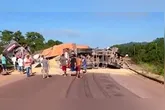 Caminhão virou e semirreboque atinge outro veículo de carga e mata condutor