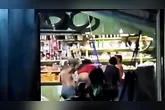 O homem agrediu violentamente a mulher dentro do bar