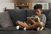 Saiba como o uso excessivo de telas durante as férias pode afetar a saúde infantil e descubra dicas para equilibrar tecnologia e atividades offline.