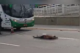 Após a colisão, a vítima bateu a cabeça no chão e morreu ainda no local.
