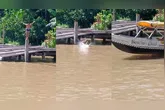 O homem faz mergulho no rio, mas acaba sendo atropelado pela lancha