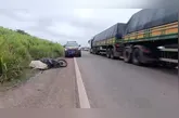 O jovem foi arremessado junto com a motocicleta e não resistiu
