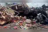 A colisão deixou os veículos completamente destruídos