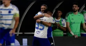 O técnico Artur Jorge e o atacante Keni Arroy comemoram gol da vitória do Cruzeiro sobre o Remo.