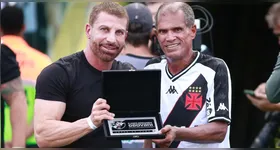 Pedrinho (atual presidente do Vasco) entregando uma homenagem a Geovani
