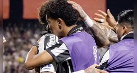 Durante o empate em 1 a 1 contra o Deportivo Recoleta, Neymar comemorou seu gol abraçando Robinho Jr