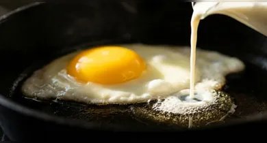 Imagem ilustrativa da notícia: Descubra truque simples para ovos fritos perfeitos; benefícios e dicas