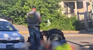 Imagem ilustrativa da notícia: Homem morre em operação do ICE e gera protestos nos EUA