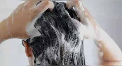 Imagem ilustrativa da notícia: Lavagem inversa deixa o cabelo mais leve? Saiba como fazer