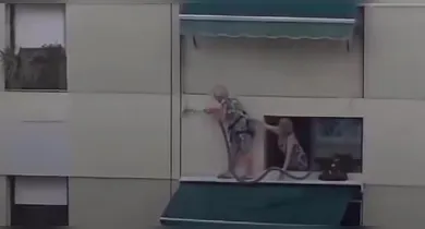 Imagem ilustrativa da notícia: Idosas são filmadas limpando apartamento em altura sem proteção