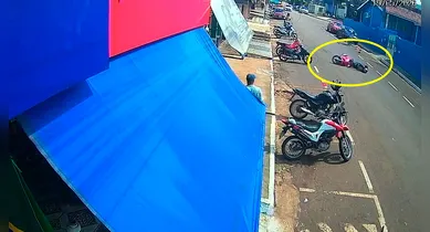 Imagem ilustrativa da notícia: Vídeo: queda de moto deixa ferida em frente à escola em Tucuruí