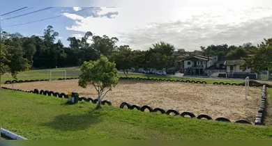 Imagem ilustrativa da notícia: Trave de futebol cai em praça e mata menino de 10 anos 