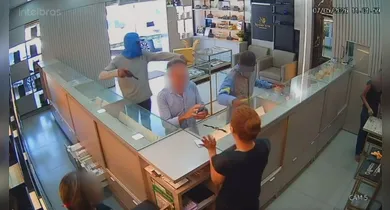 Imagem ilustrativa da notícia: Polícia busca assaltantes que invadiram joalheria em Redenção