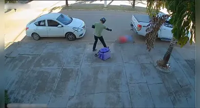 Imagem ilustrativa da notícia: Pistoleiro disfarçado de motoboy executa homem em plena luz do dia