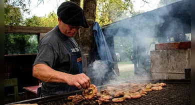Imagem ilustrativa da notícia: Russos cobram para fazer churrasco e bater papo