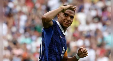Imagem ilustrativa da notícia: Mbappé marca duas vezes e assume artilharia histórica das Copas