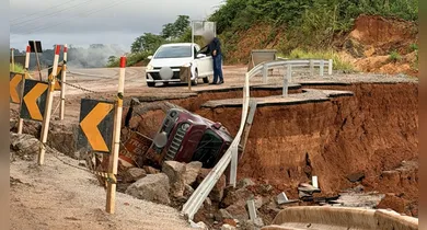 Imagem ilustrativa da notícia: Veículo cai em cratera entre Tucuruí e Novo Repartimento