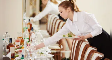 Imagem ilustrativa da notícia: A psicologia por trás do gesto de ajudar o garçom a tirar a mesa