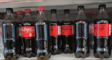 Imagem ilustrativa da notícia: Coca-Cola troca garrafas após roubo de rótulos com figurinhas da Copa