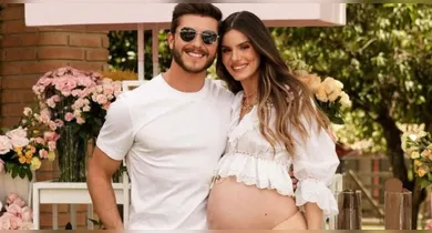 Imagem ilustrativa da notícia: Camila Queiroz mostra rosto da filha Clara pela 1ª vez