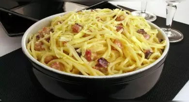 Imagem ilustrativa da notícia: Pronto em minutos: aprenda a melhor receita de carbonara com bacon