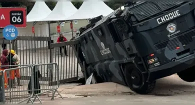 Imagem ilustrativa da notícia: Vídeo: caminhão da Polícia Militar cai em buraco e fica preso