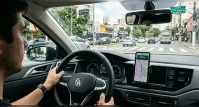 Imagem ilustrativa da notícia: É proibido usar suporte de celular no carro? Entenda as regras