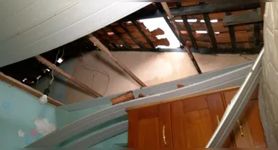 Imagem ilustrativa da notícia: Vídeo: temporal desta quinta-feira (30) destelha casas em Belém