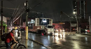 Imagem ilustrativa da notícia: Procissão Luminosa é interrompida após trio elétrico tocar em fiação e ferir uma pessoa