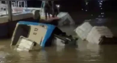 Imagem ilustrativa da notícia: Micro-ônibus é retirado de rio em Barcarena na noite desta quinta-feira (16); veja