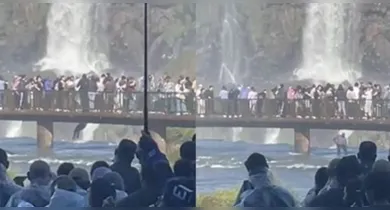 Imagem ilustrativa da notícia: Vídeo: turista pula nas Cataratas do Iguaçu para resgatar celular 